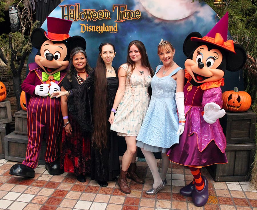 15 Pictures Of Halloween At Disneyland To Get You Into The Spooky Spirit