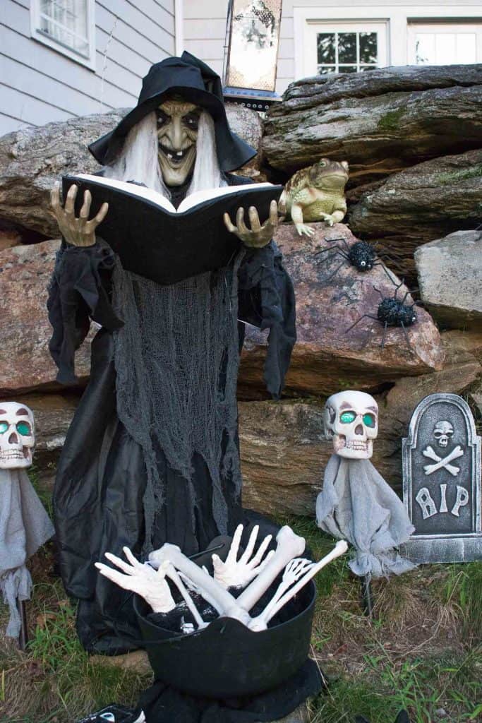 20 Spooky Outdoor Halloween Decorations Homedecorish