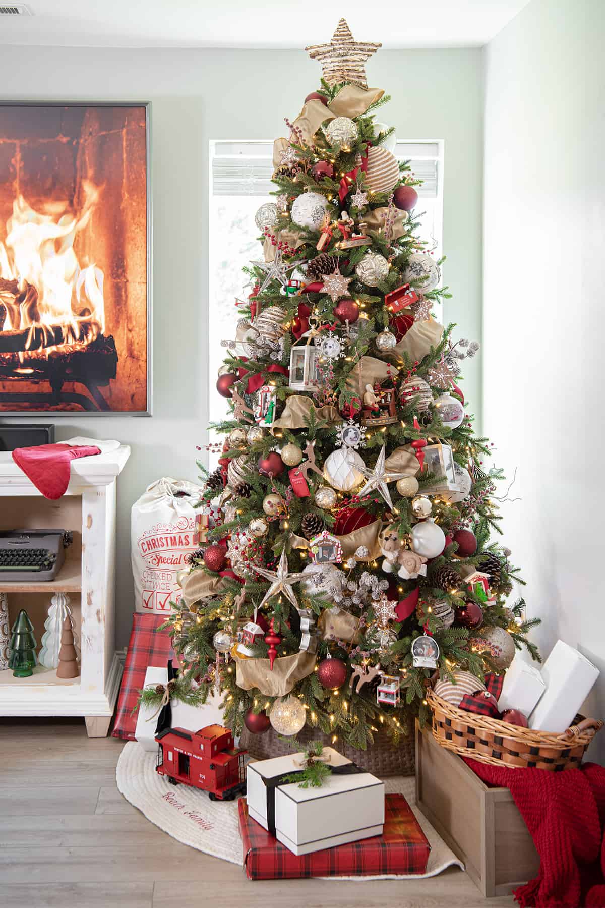 20 The Best Red And Gold Christmas Tree Ideas Sweetyhomee