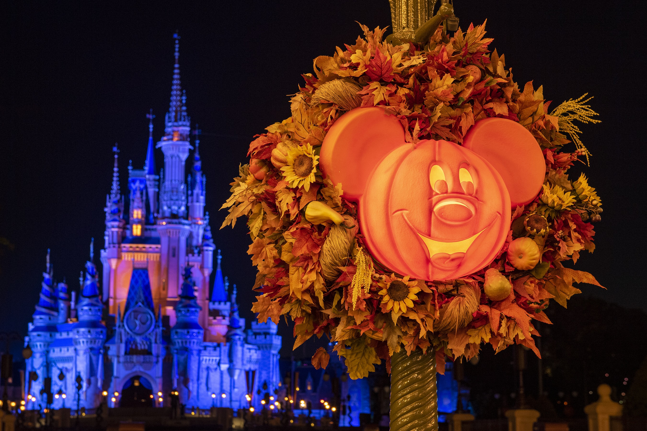 2015 Halloween Decor As Fall Arrives At Walt Disney World Halloween