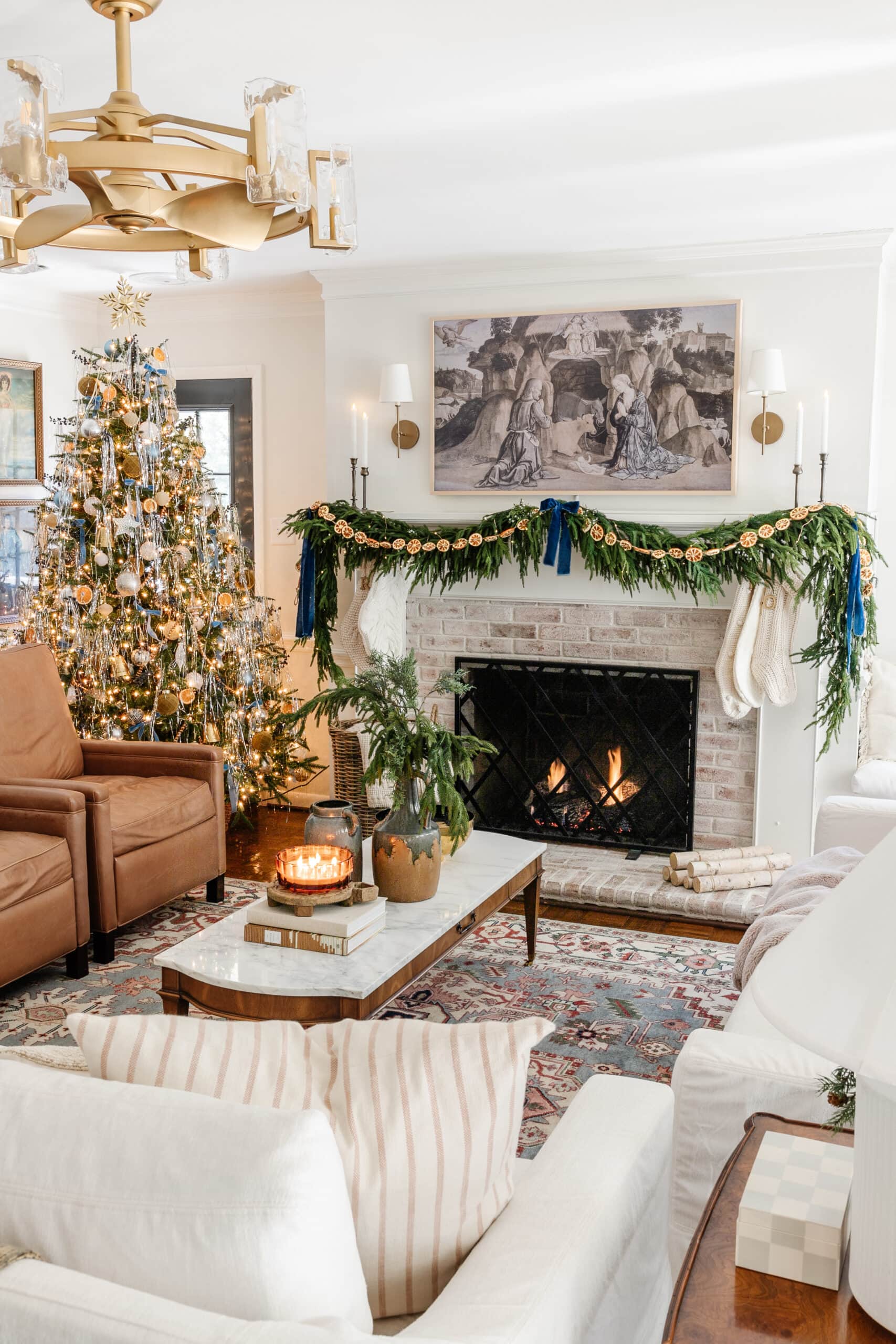 22 Beautiful Ways To Decorate Your Living Room For Christmas