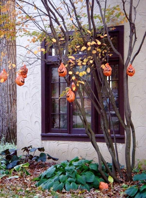 24 Indoor Outdoor Tree Halloween Decorations Ideas