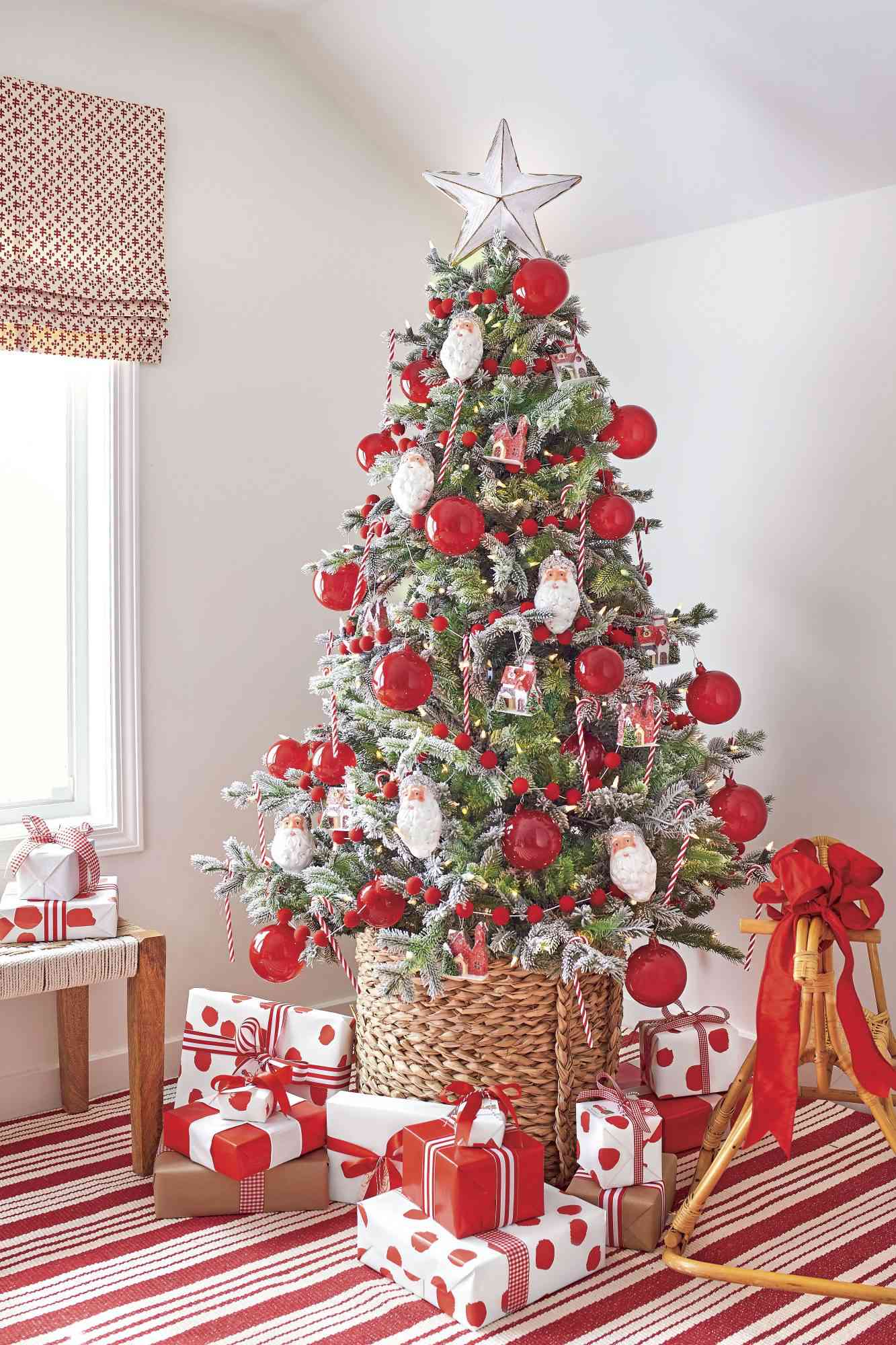 41 Awesome Small Christmas Tree Ideas Small Christmas Trees Decorated