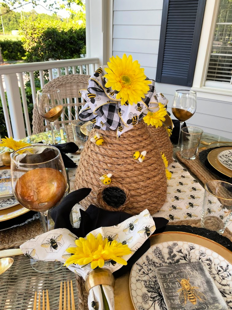 A Bee Themed Table On The Porch Celebrate Decorate Bee Theme Bee