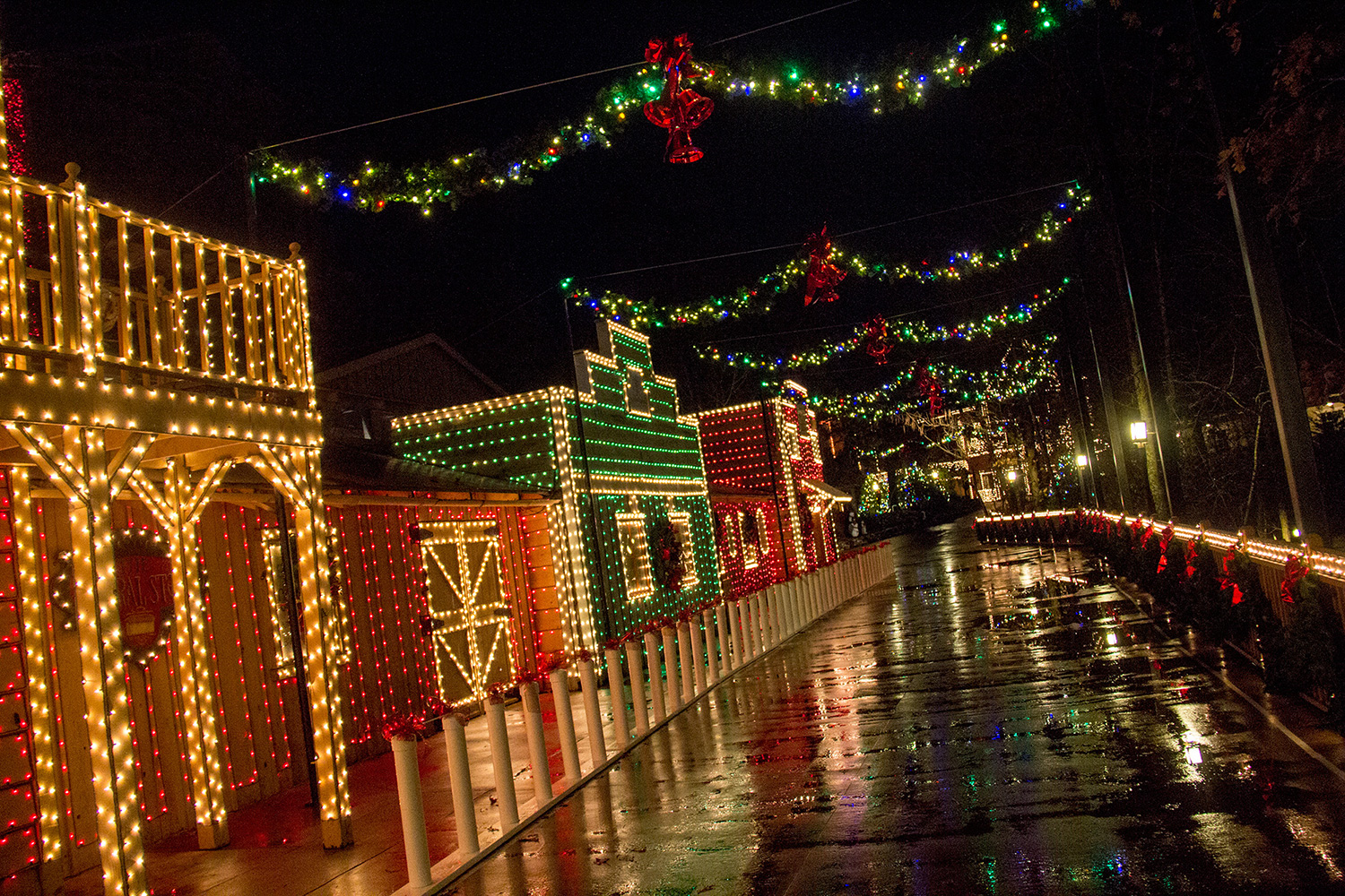 Branson At Christmas Theme Parks Shows Light Up With Holiday Cheer