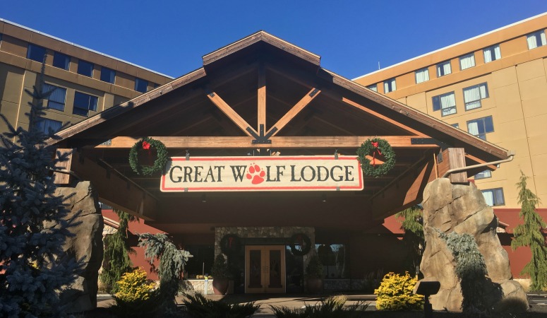 Celebrate The Holidays At Great Wolf Lodge S Snowland Great Wolf