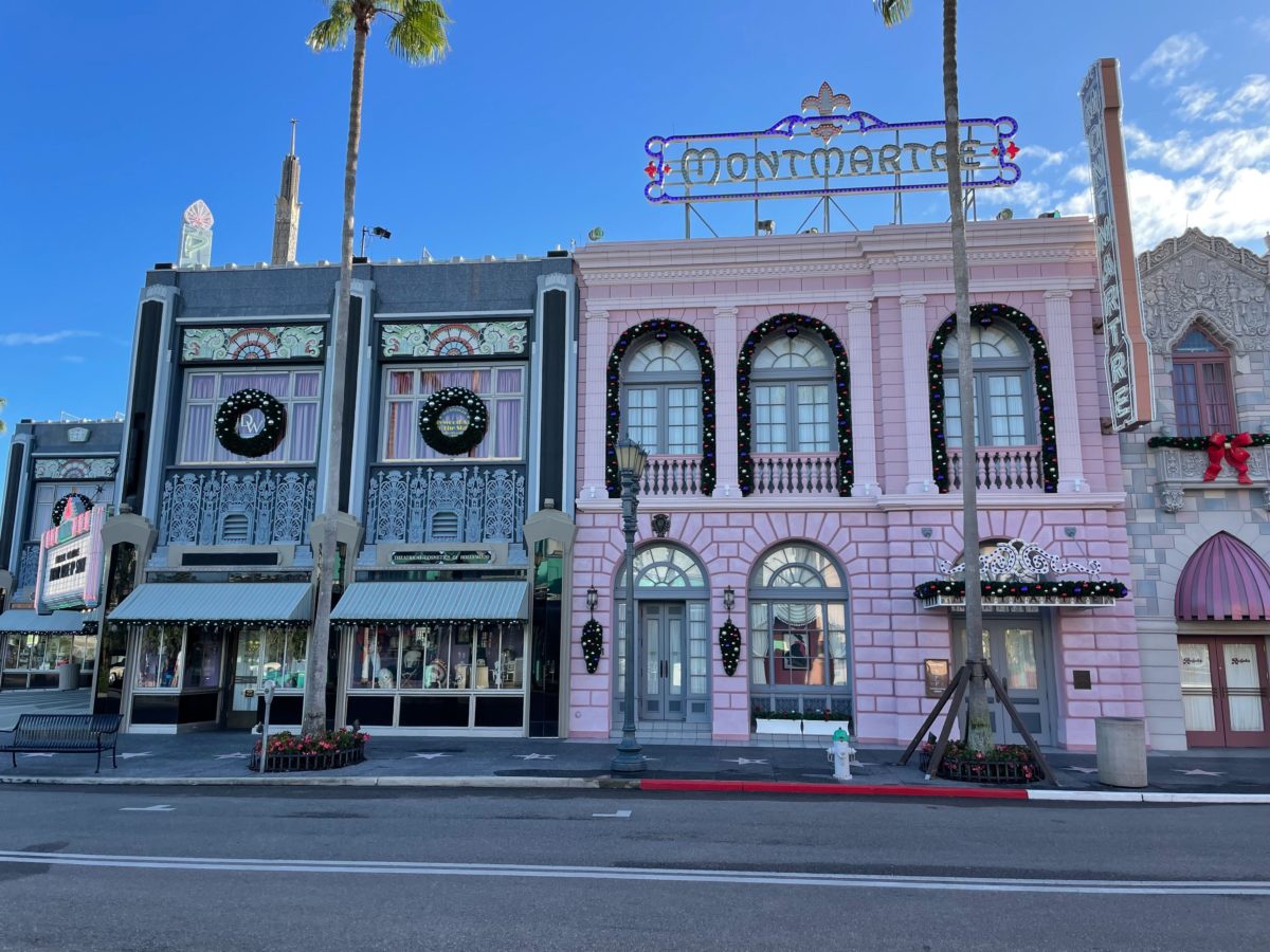 Christmas Tree And More 2022 Holiday Decorations Go Up At Universal