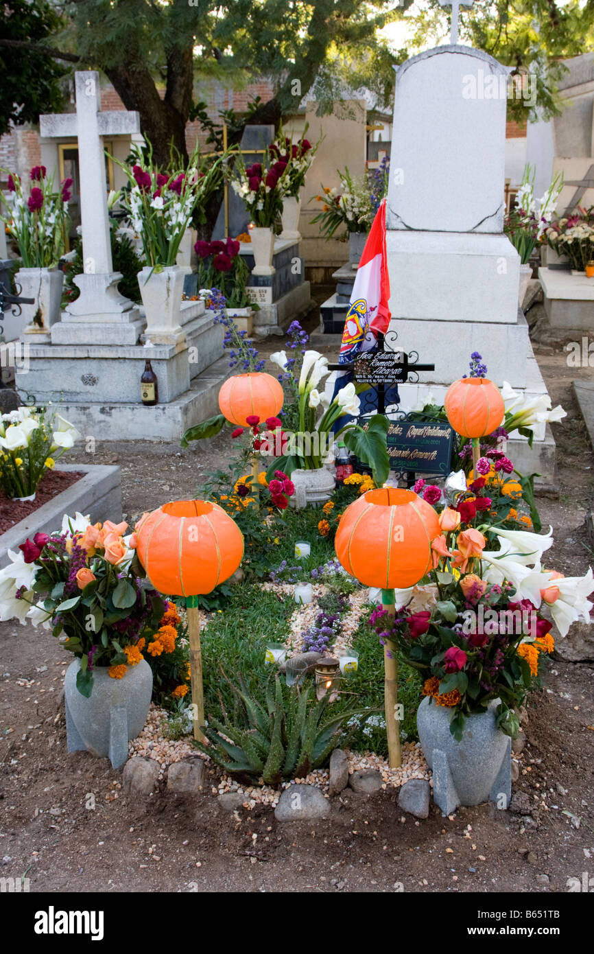 Decorated Grave Day Of The Dead This Simplest Of Grave Ma Flickr