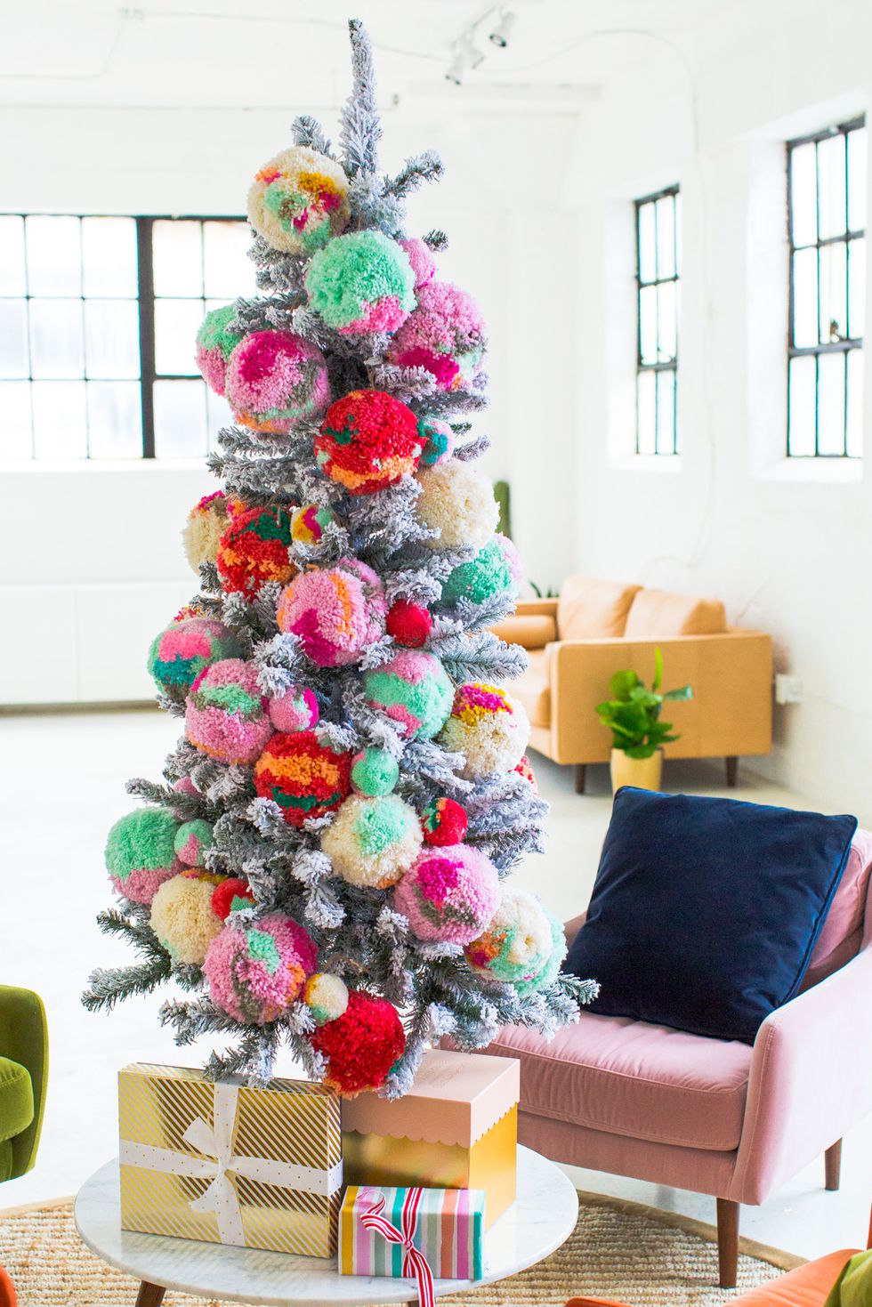 Different And Cool Ways To Decorate The Christmas Tree This Year