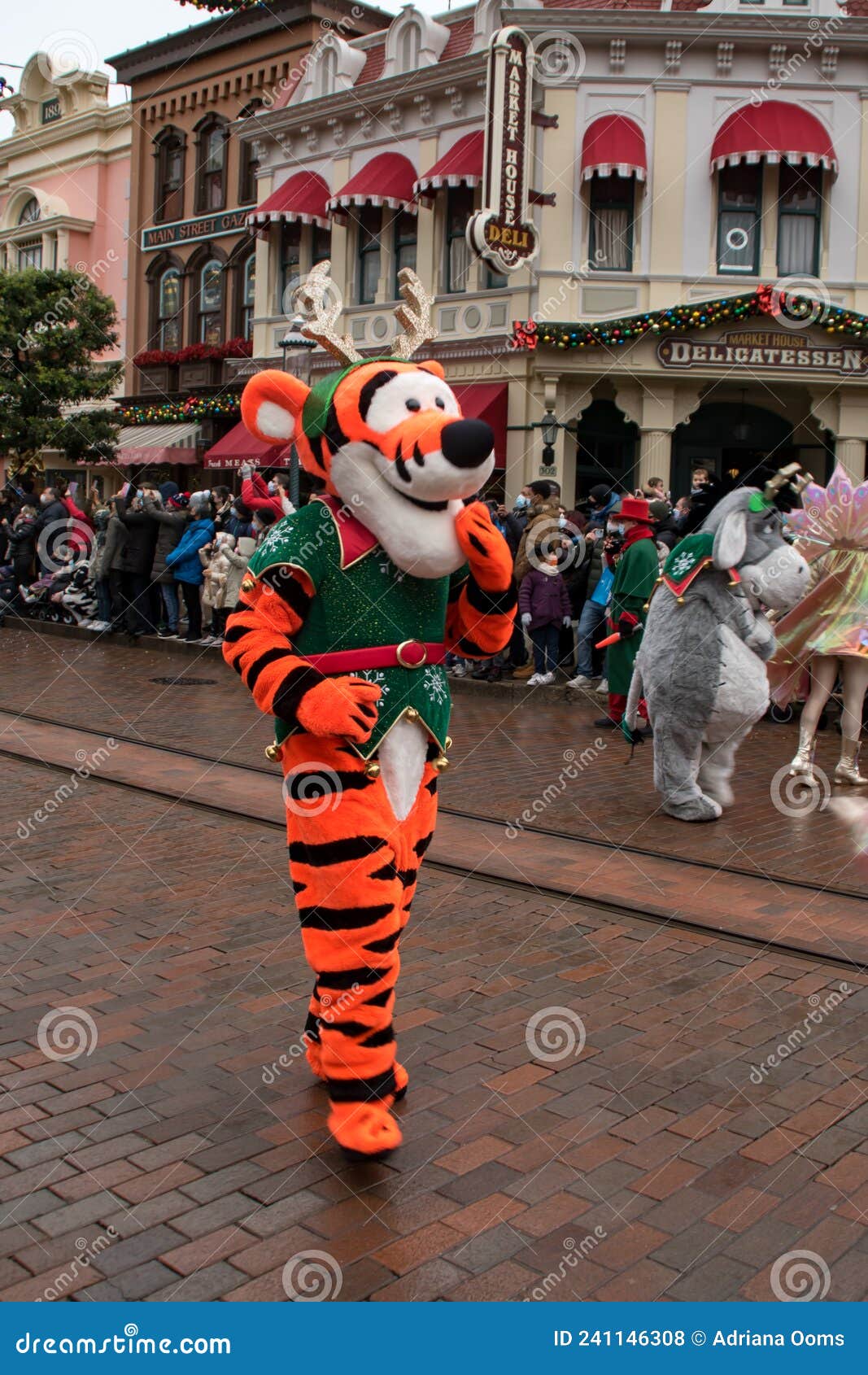 Disneyland Paris Announces New Mickey S Dazzling Christmas Parade