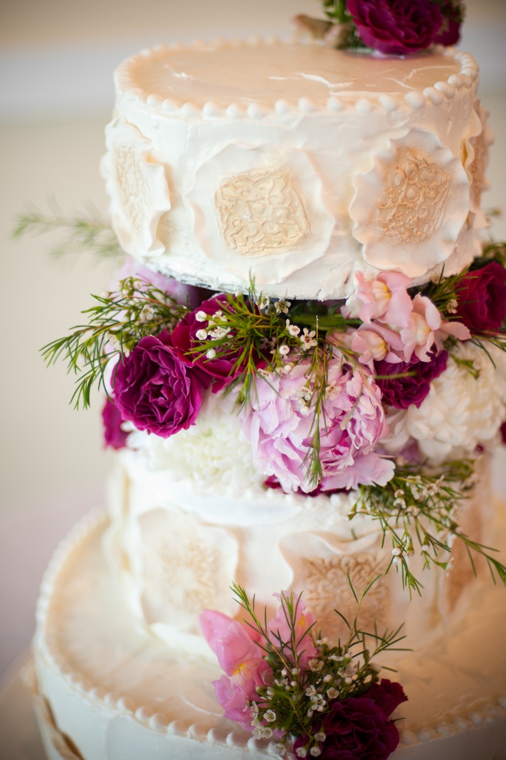 Elegant Ivory Wedding Cake With Pink Wedding Flowers Onewed Com