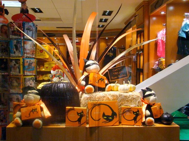 Halloween Special Shop Window Display Decoration Ideas The