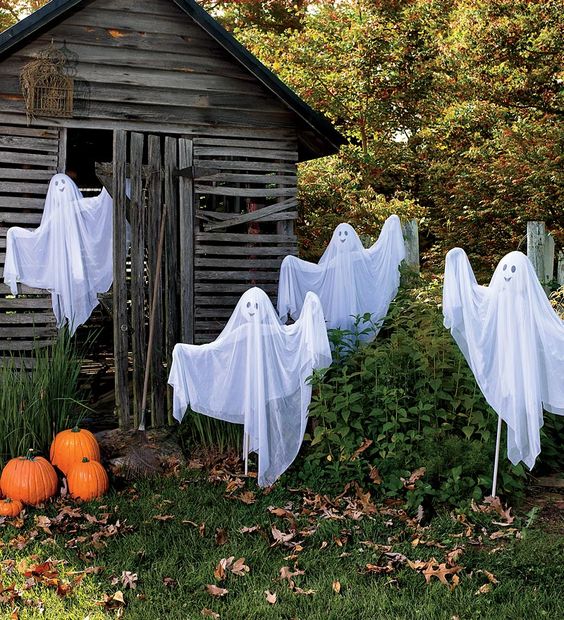 Halloween Yard Decorations With Pumpkins And Ghost Heads