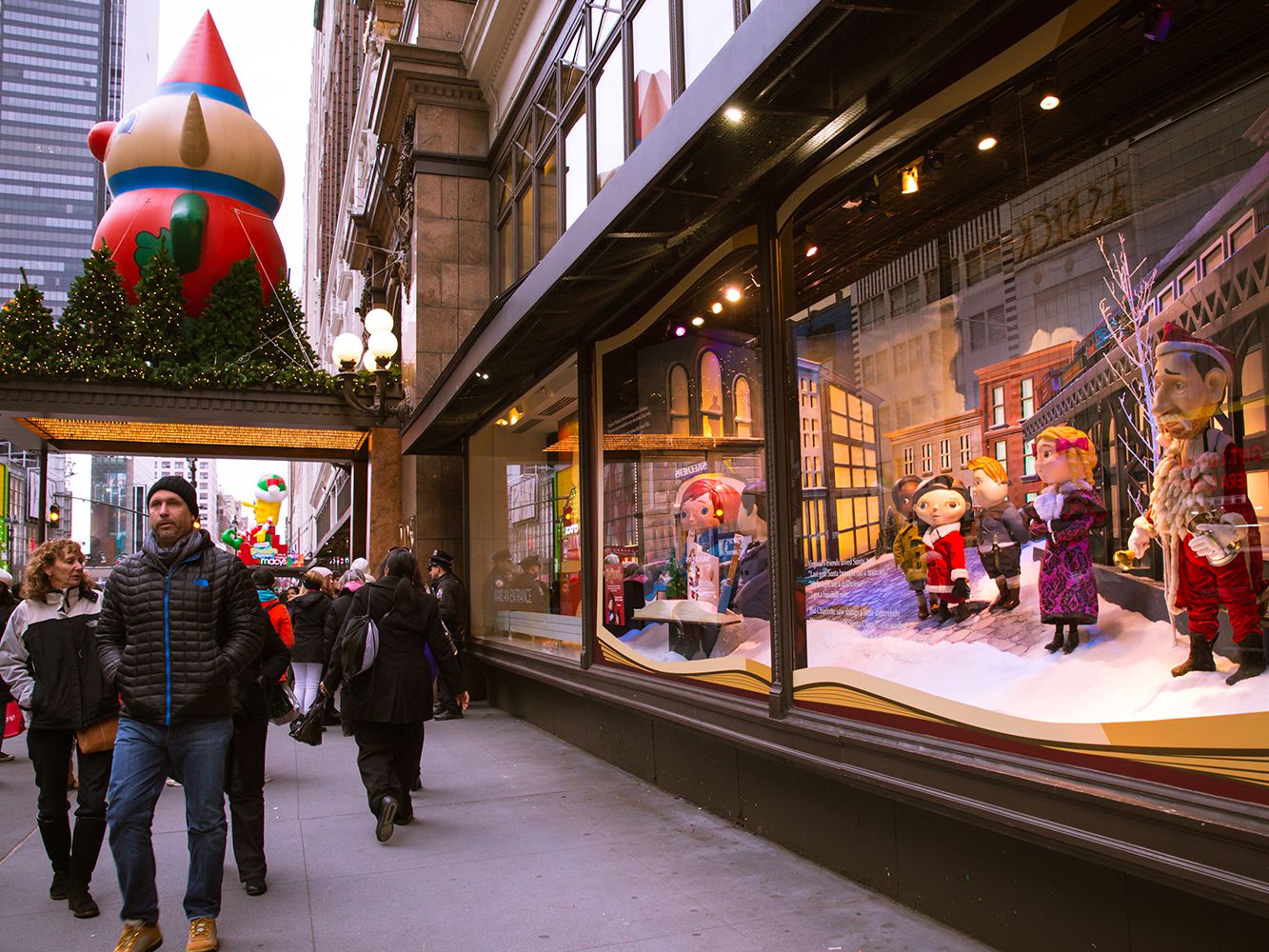 Macys Christmas Windows In Nyc 2021