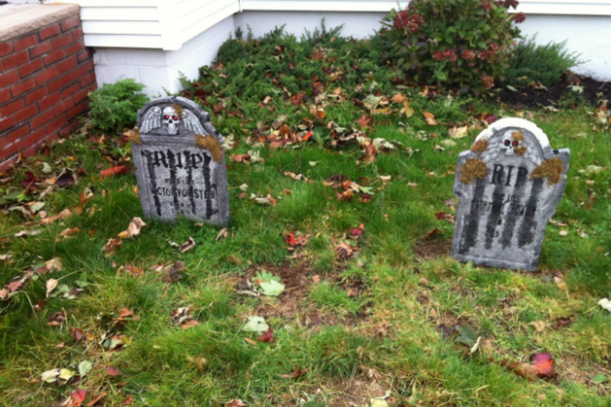 Neighbors Tell Woman Take Down Halloween Decorations See Her Reaction