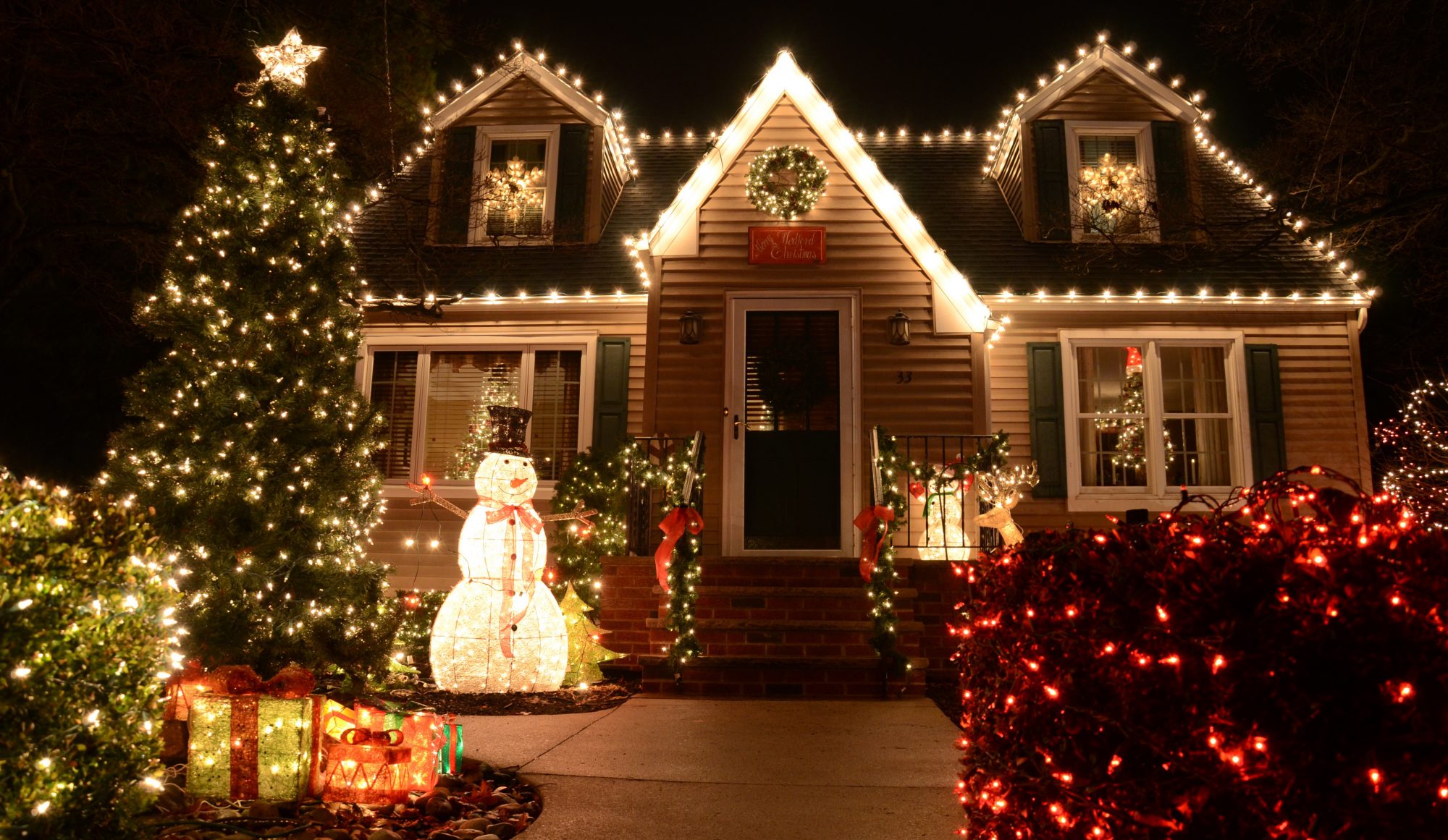 Outdoor Christmas Decorations That Won Amp 39 T Break Your Budget