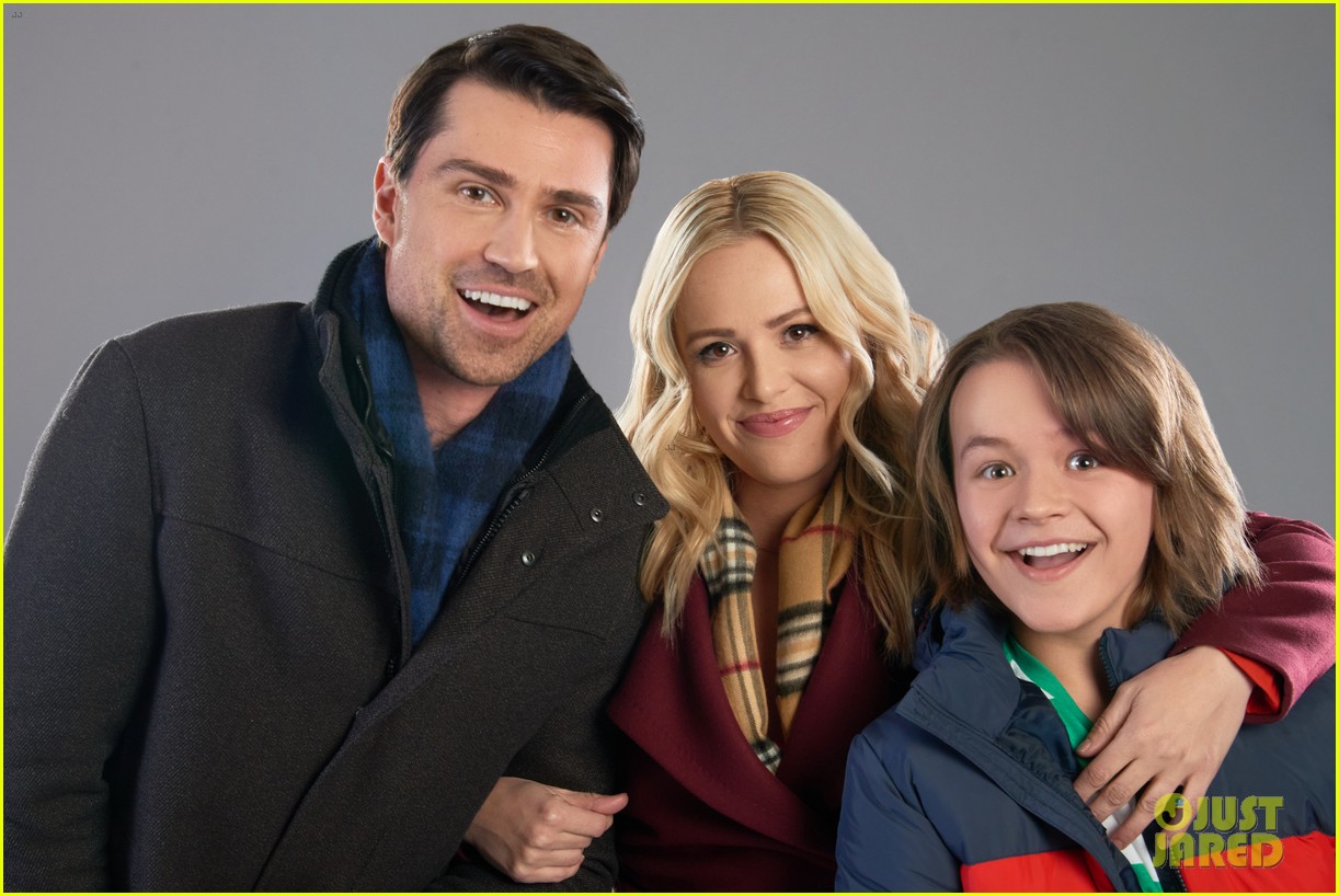 Photo Noel Next Door First Christmas Movie Hallmark 2022 04 Photo