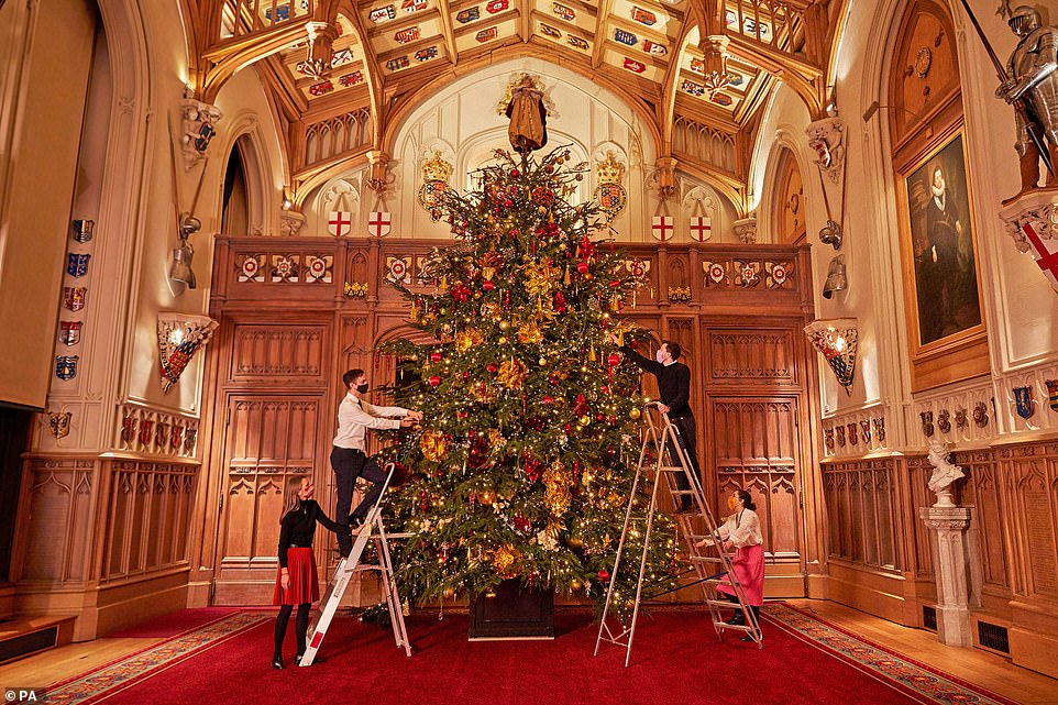 Queen S Christmas Decorations Unveiled At Windsor Castle Including 20Ft