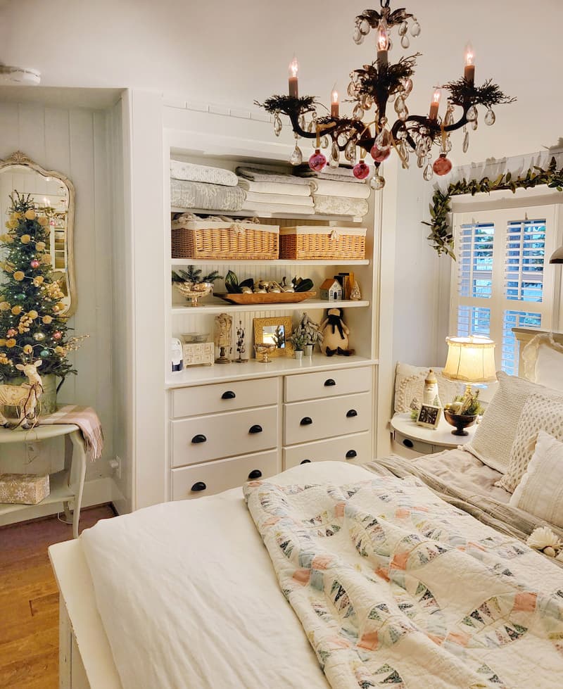 Spread Holiday Cheer With These Charming Christmas Decor Bedroom Ideas Shiplap And Shells