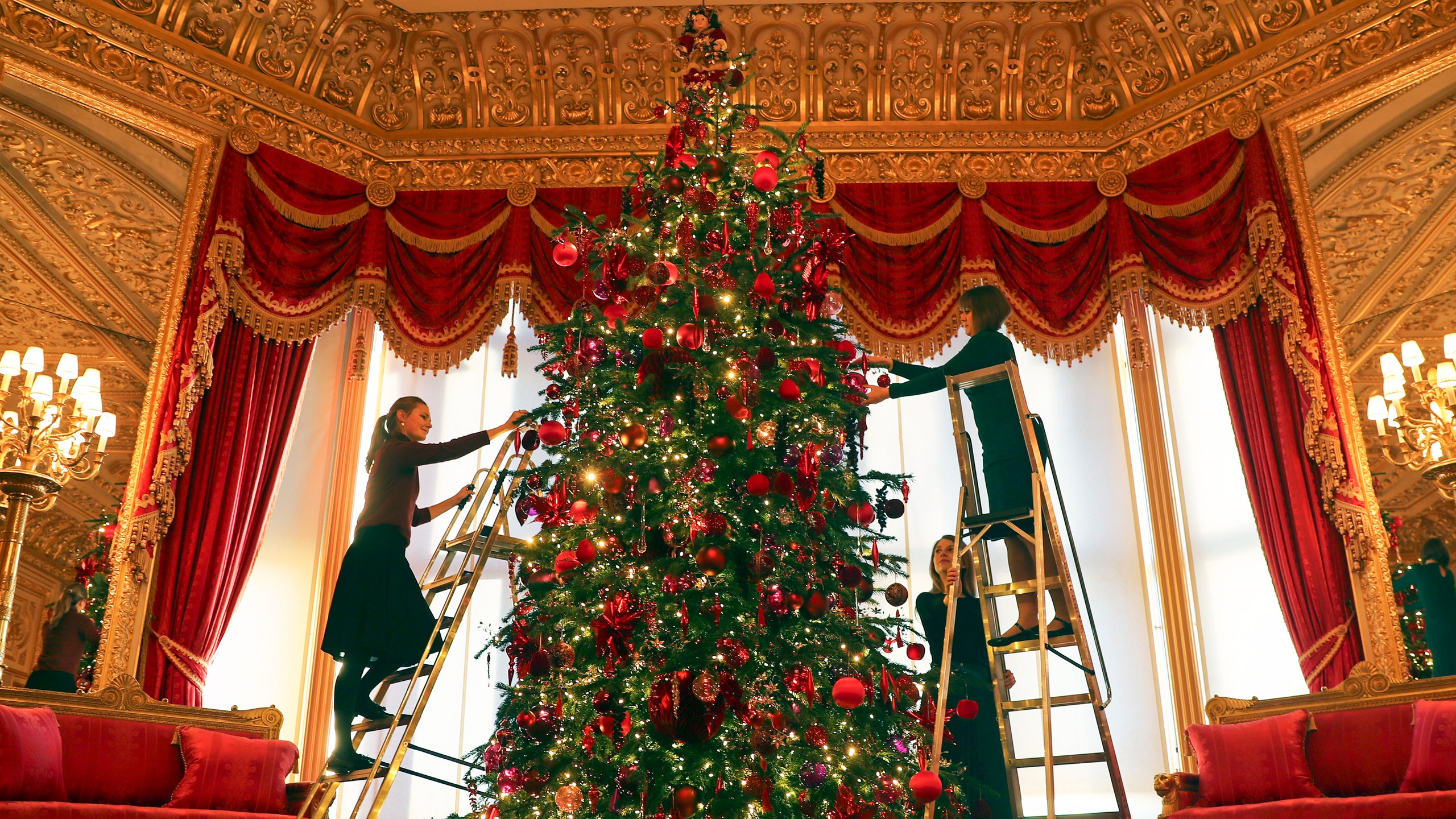 Sweet Meaning Behind Queen S Christmas Decorations Including Tribute To