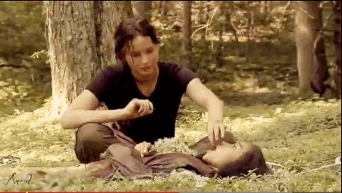 That Time Katniss Fed Rue A Grape Hunger Games Hunger Games Cast