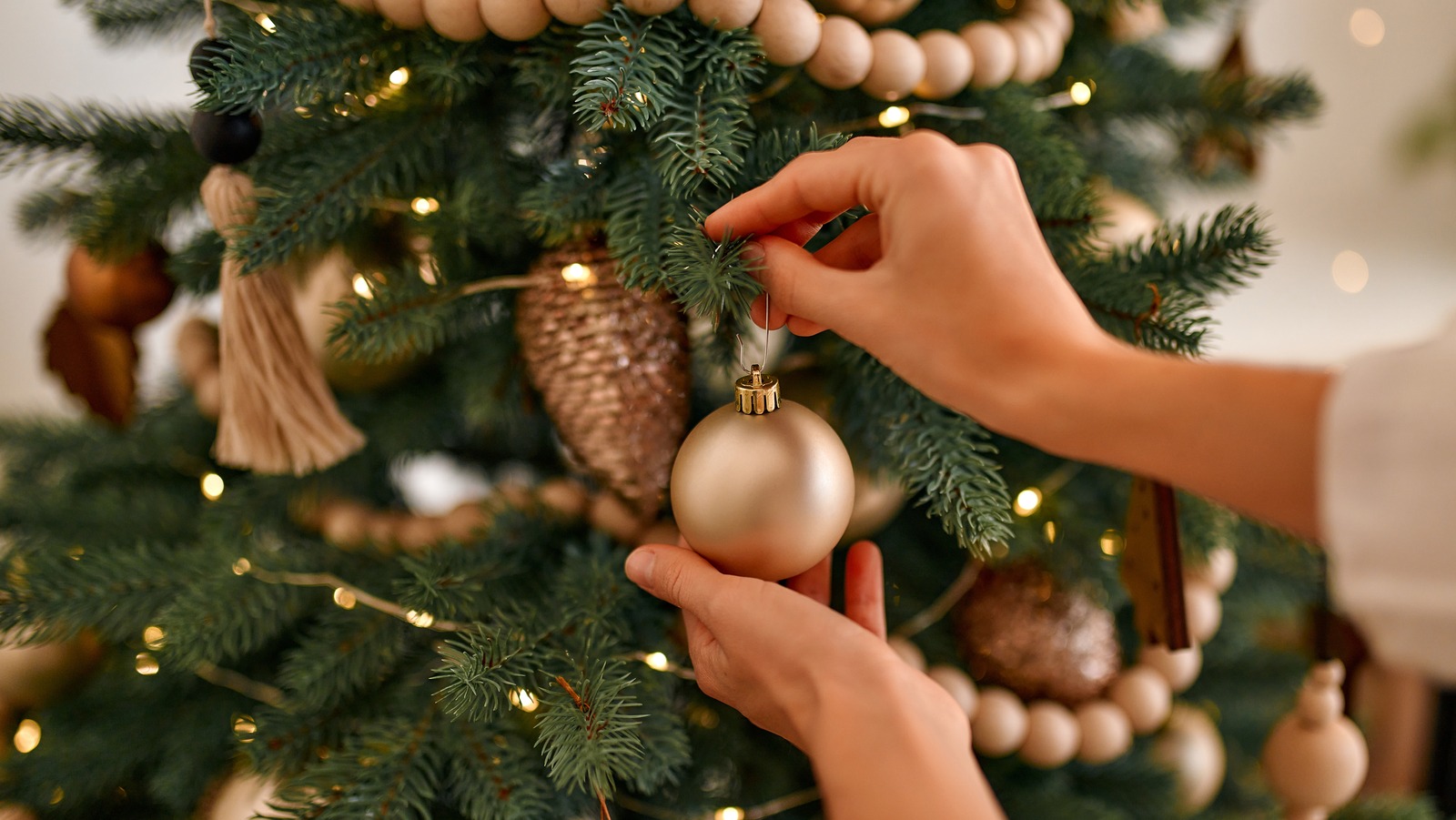 The Date You Should Take Down Your Christmas Decoration Amid