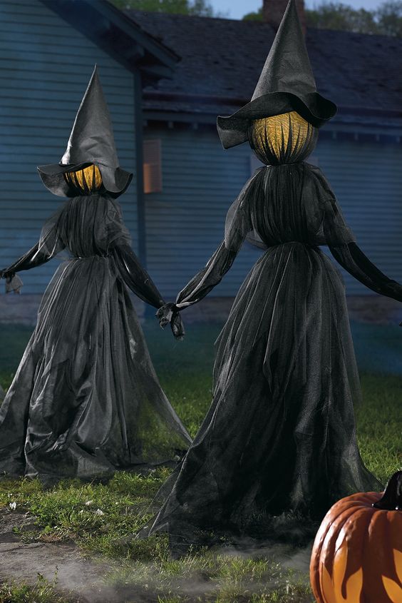 The Spooky Witch Decorations Are On Display In Front Of A House For