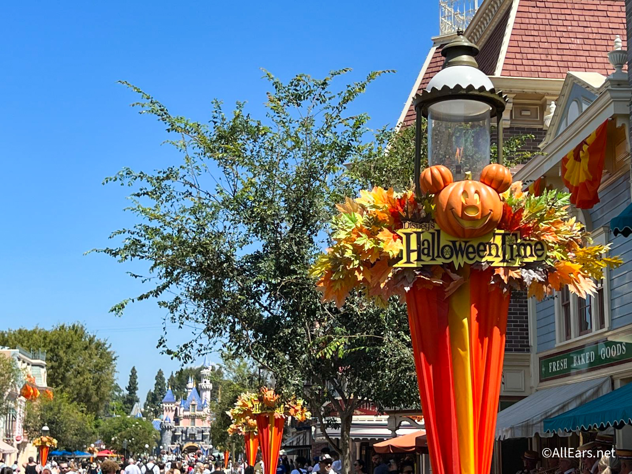 Thi T K Halloween Halloween Decorations In Disneyland Mang Tinh Th N Ng S V Vui Nh N