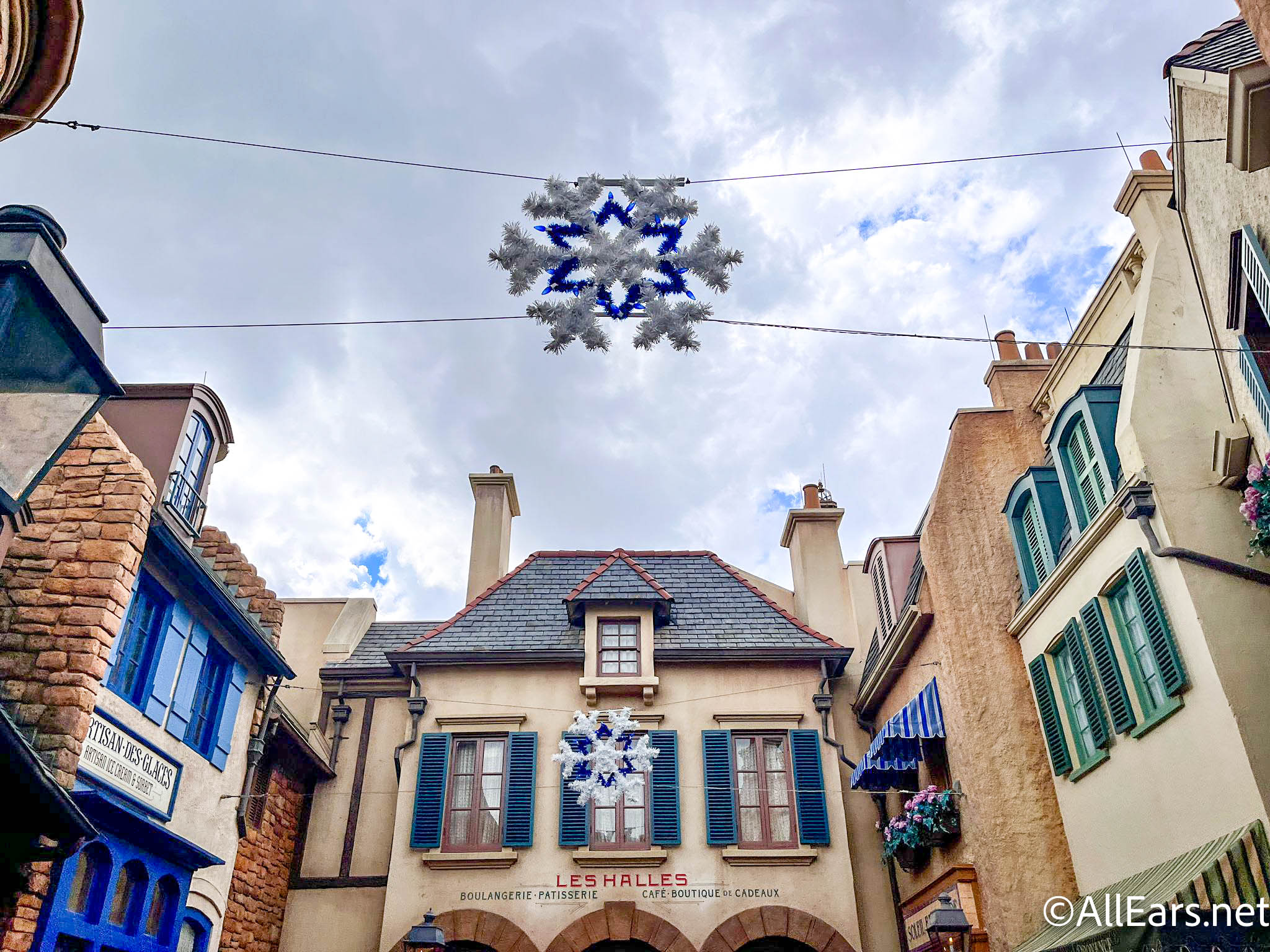 Video The First Holiday Decorations Are Up In Epcot Allears Net