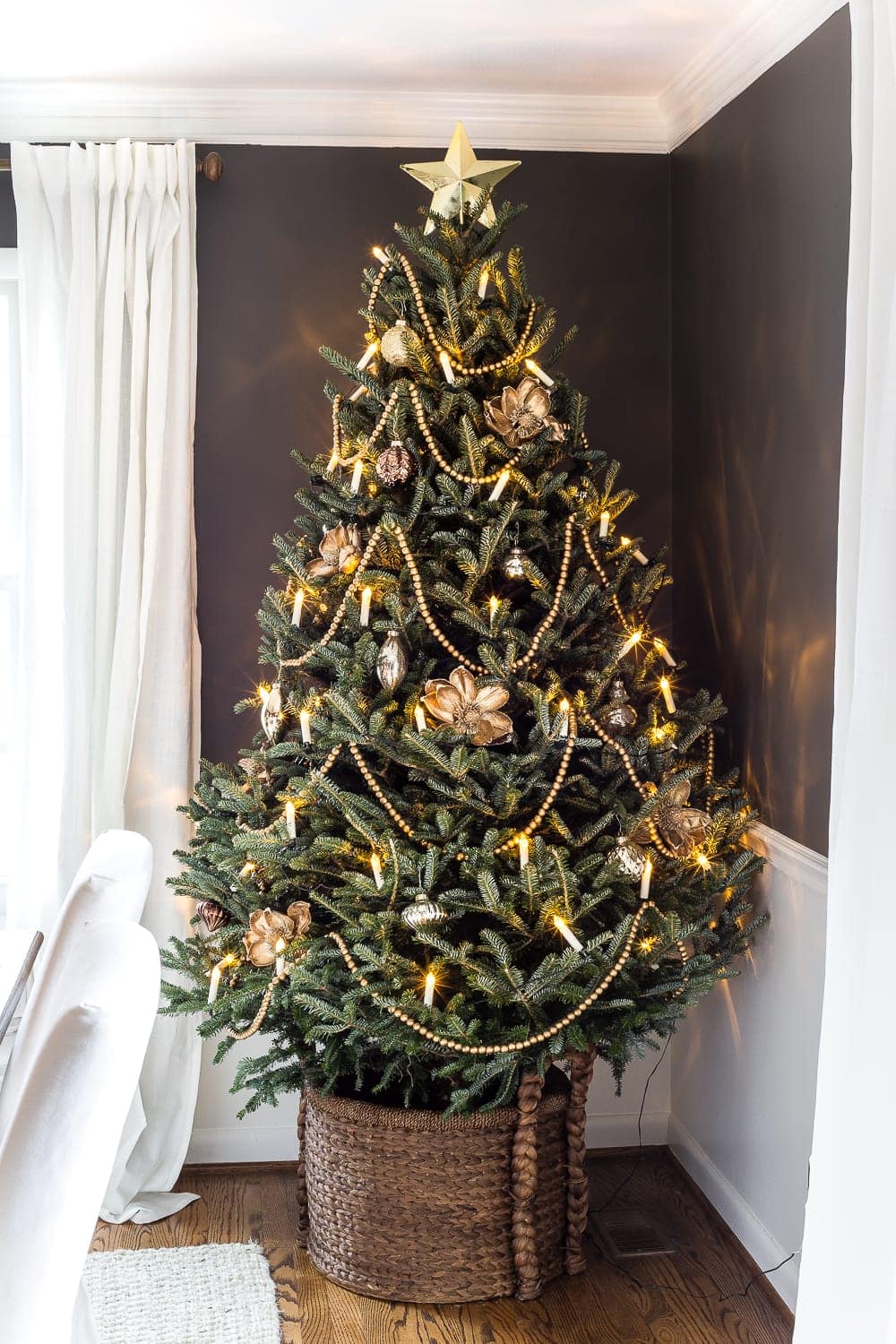 5 Essential Tips for Decorating Your Real Christmas Tree