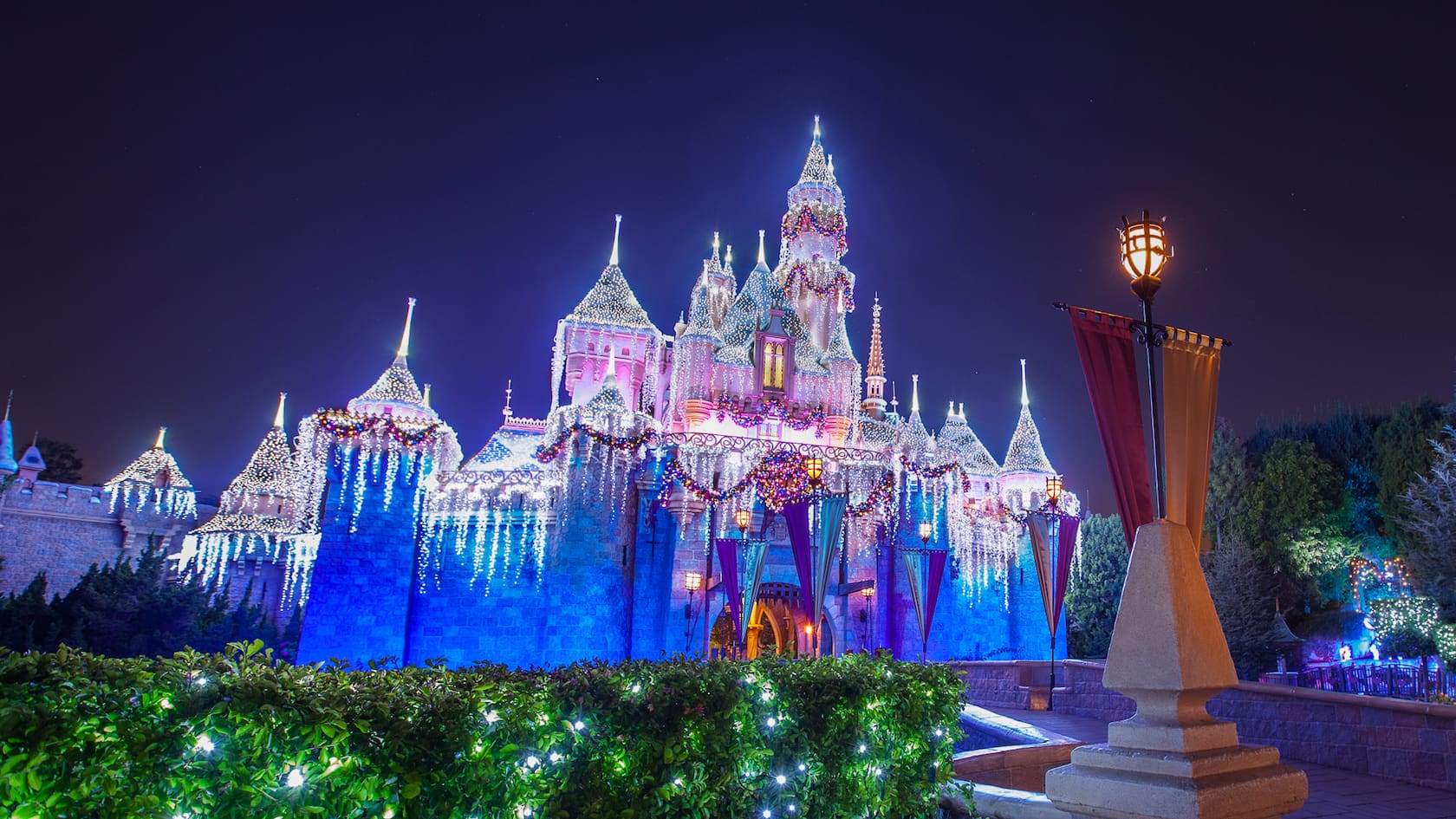 Christmas Decorations 2019 at Disneyland: When They Appear