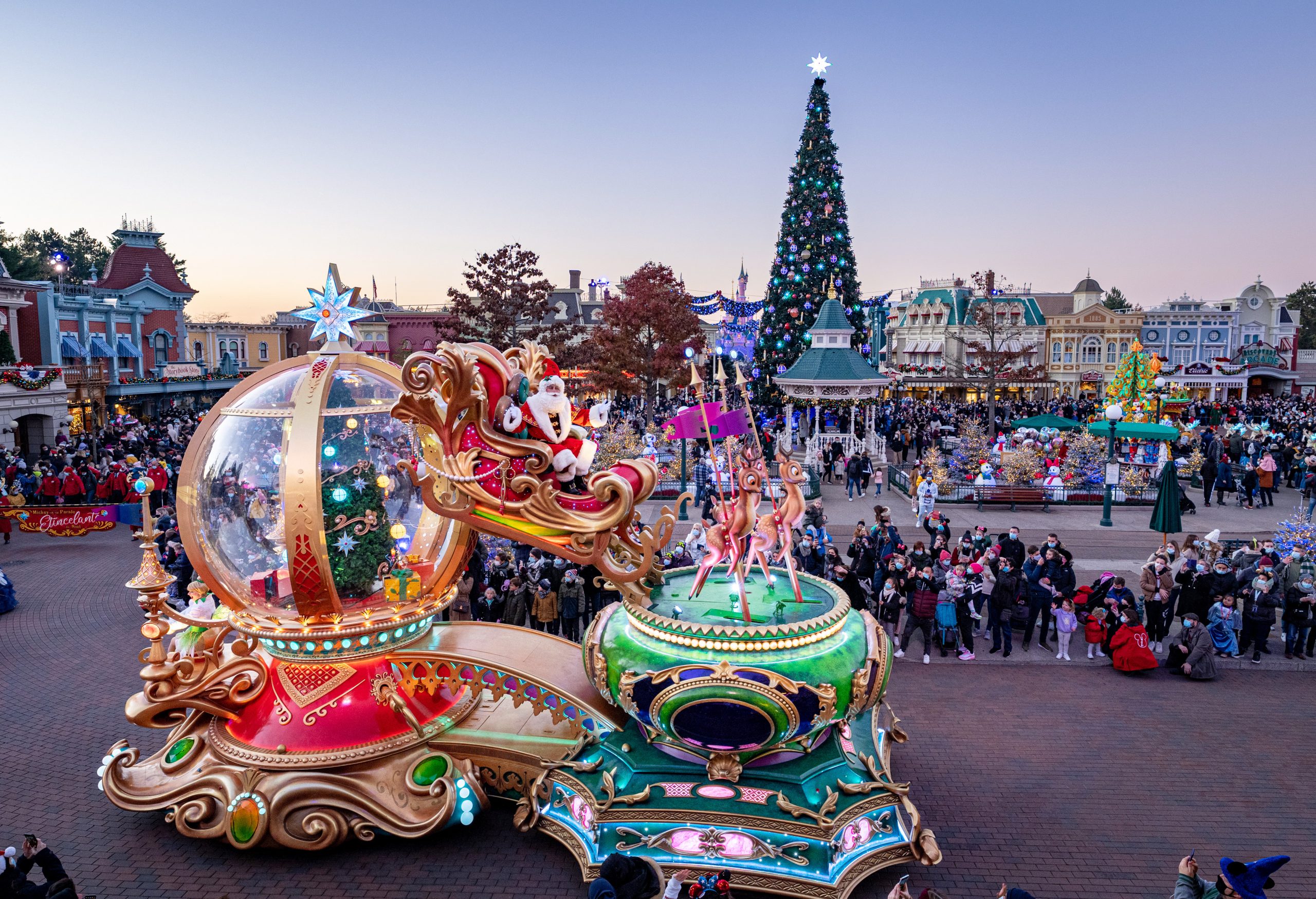 When Do Christmas Decorations Go Up at Opryland Hotel?