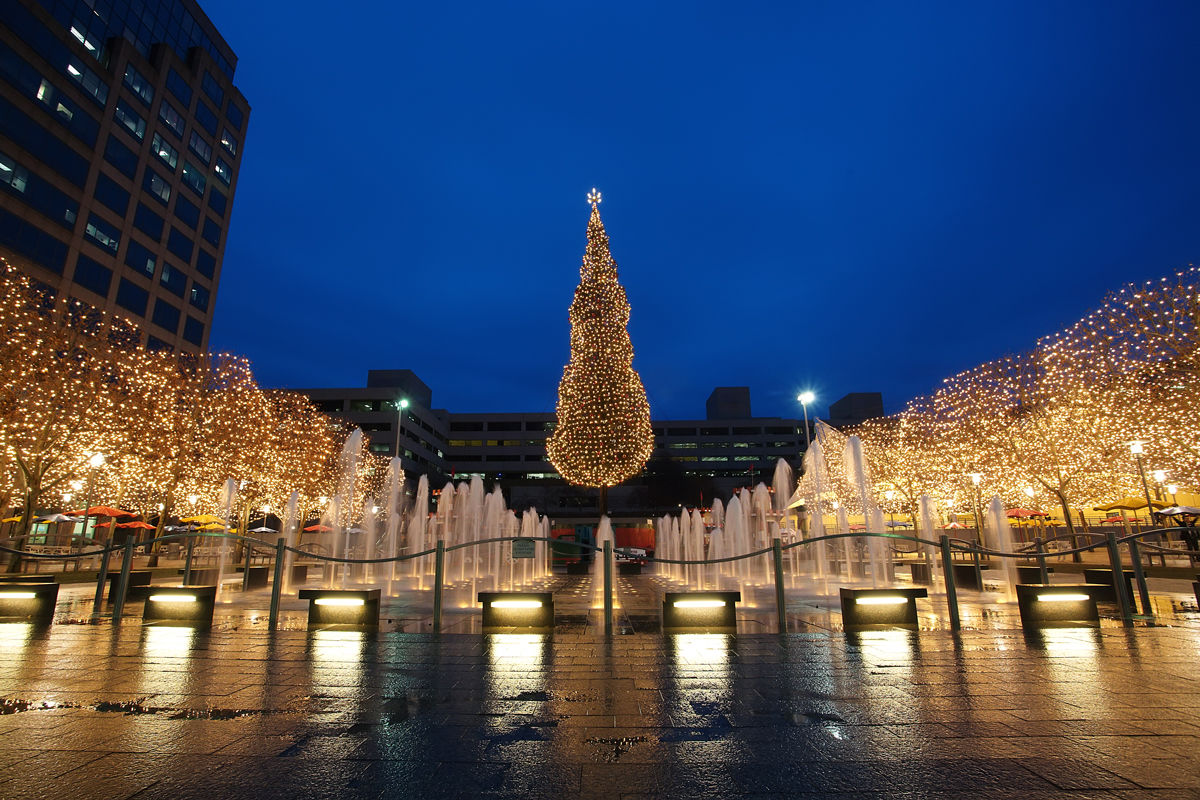 Crown Center Christmas Decorations: When to See Them?