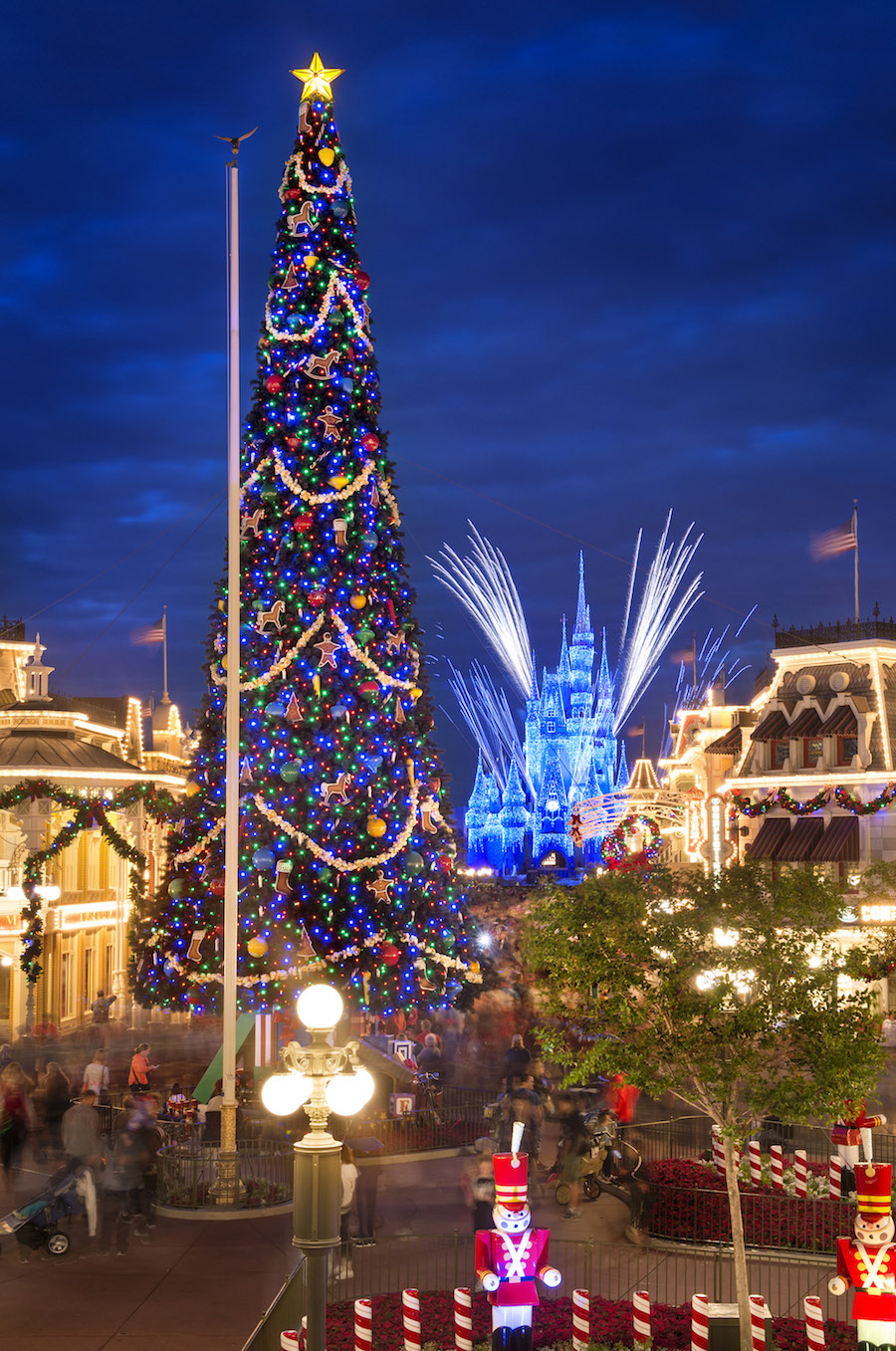 5 Festive Ways Disneyland Dresses Up for Christmas 2019