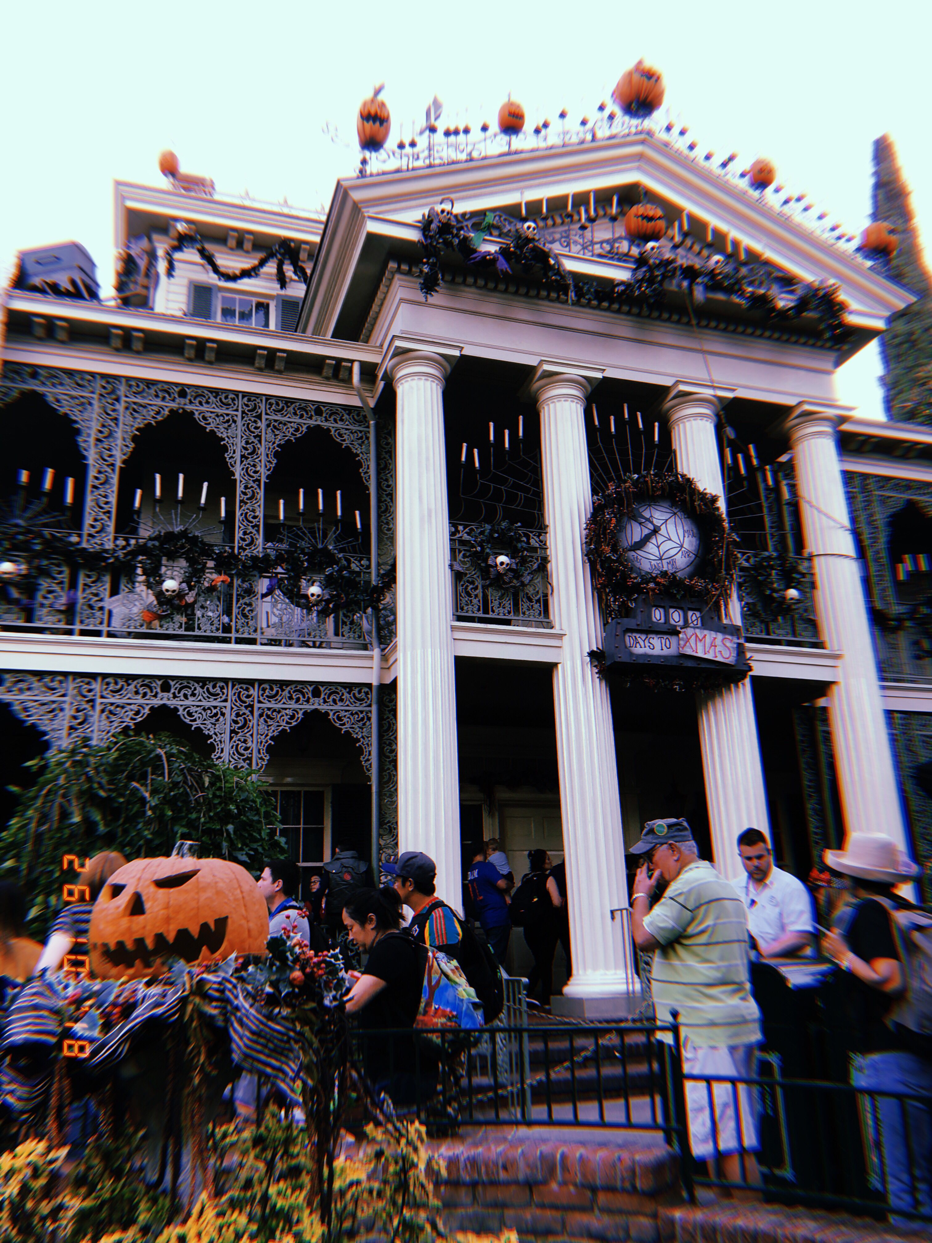 5 Spooky Ways to Decorate the Haunted Mansion for Halloween