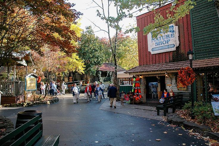 When is Dollywood's Fall Decor Unveiled?