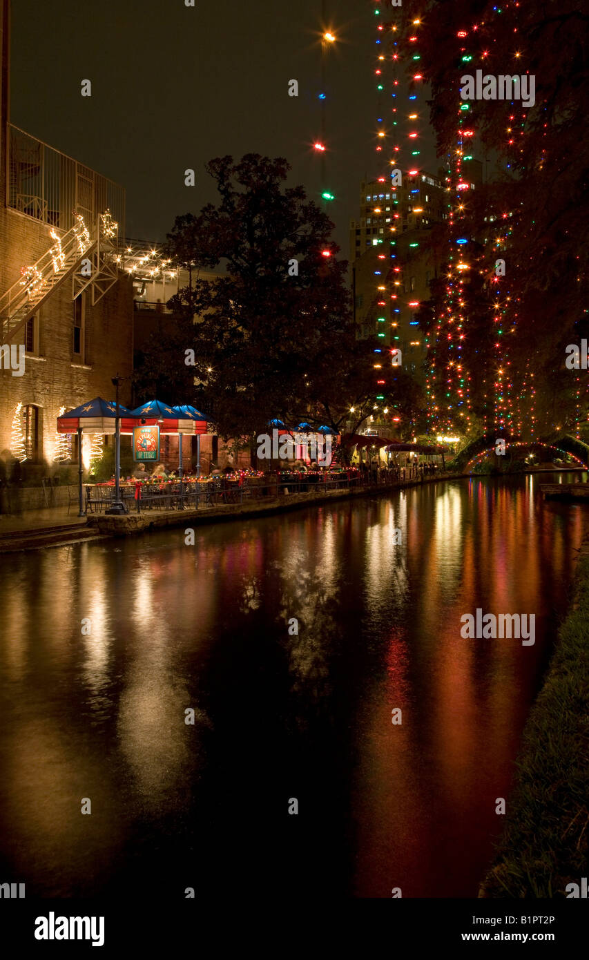 San Antonio Riverwalk Christmas Decorations: When to See