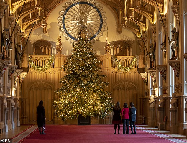 Windsor Castle S Beautiful Christmas Tree Daily Mail Online